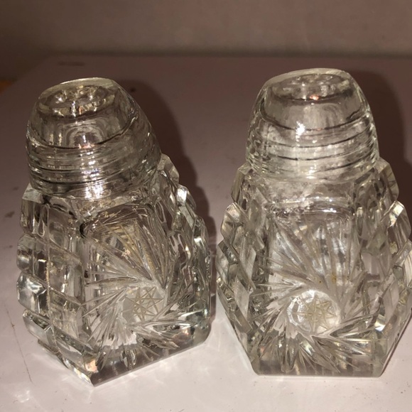 Elegant vintage pinwheel Crystal Salt and Pepper Shakers, glass tops, used - Picture 5 of 8